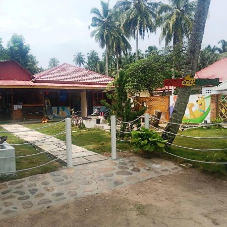 Salty Dog Hostel Telukdalem Esterno foto