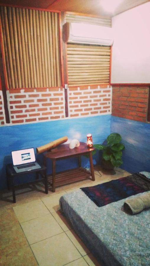 Salty Dog Hostel Telukdalem Esterno foto